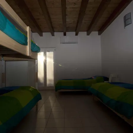Casa Rossa Hostel *